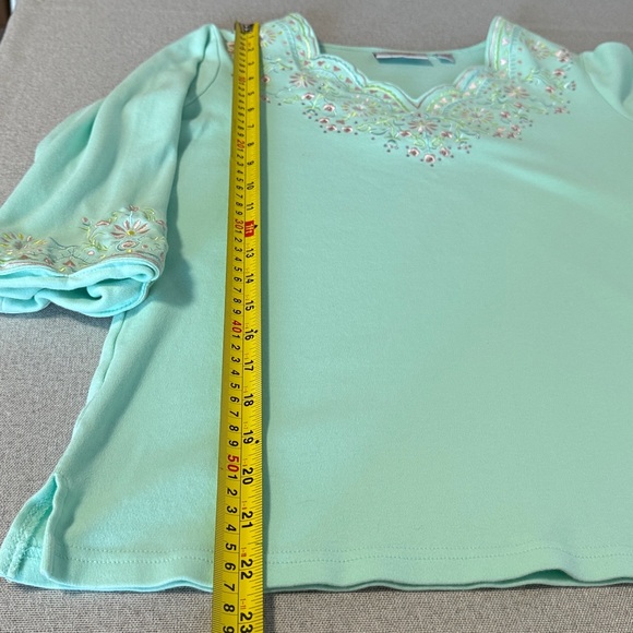 Quacker Factory Lacey Scallop Embroidered 3/4 Sleeve Top. SZXS. Light green - Picture 7 of 15
